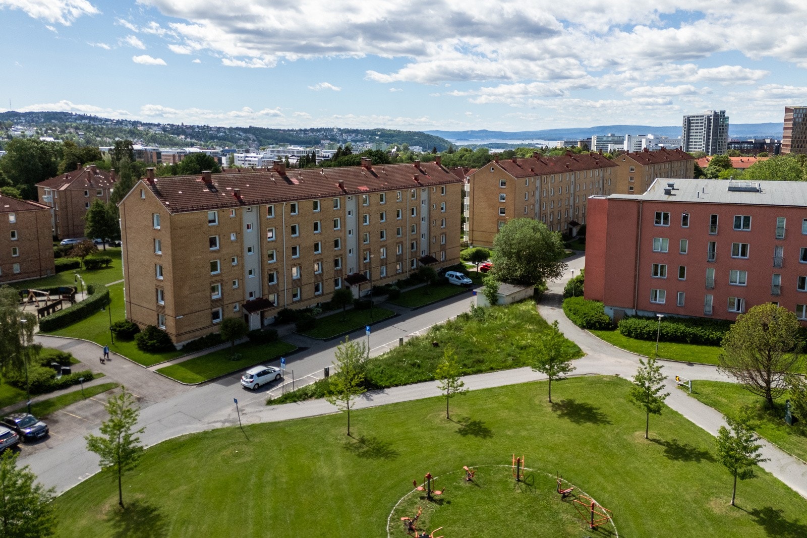 Regnbueveien med utendørs treningsapparater rett over gata Galleribilde