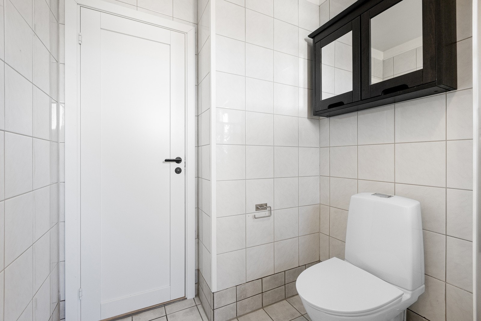 Ny profilert dør inn til badet samt gulvstående klosett montert 2025 Galleribilde