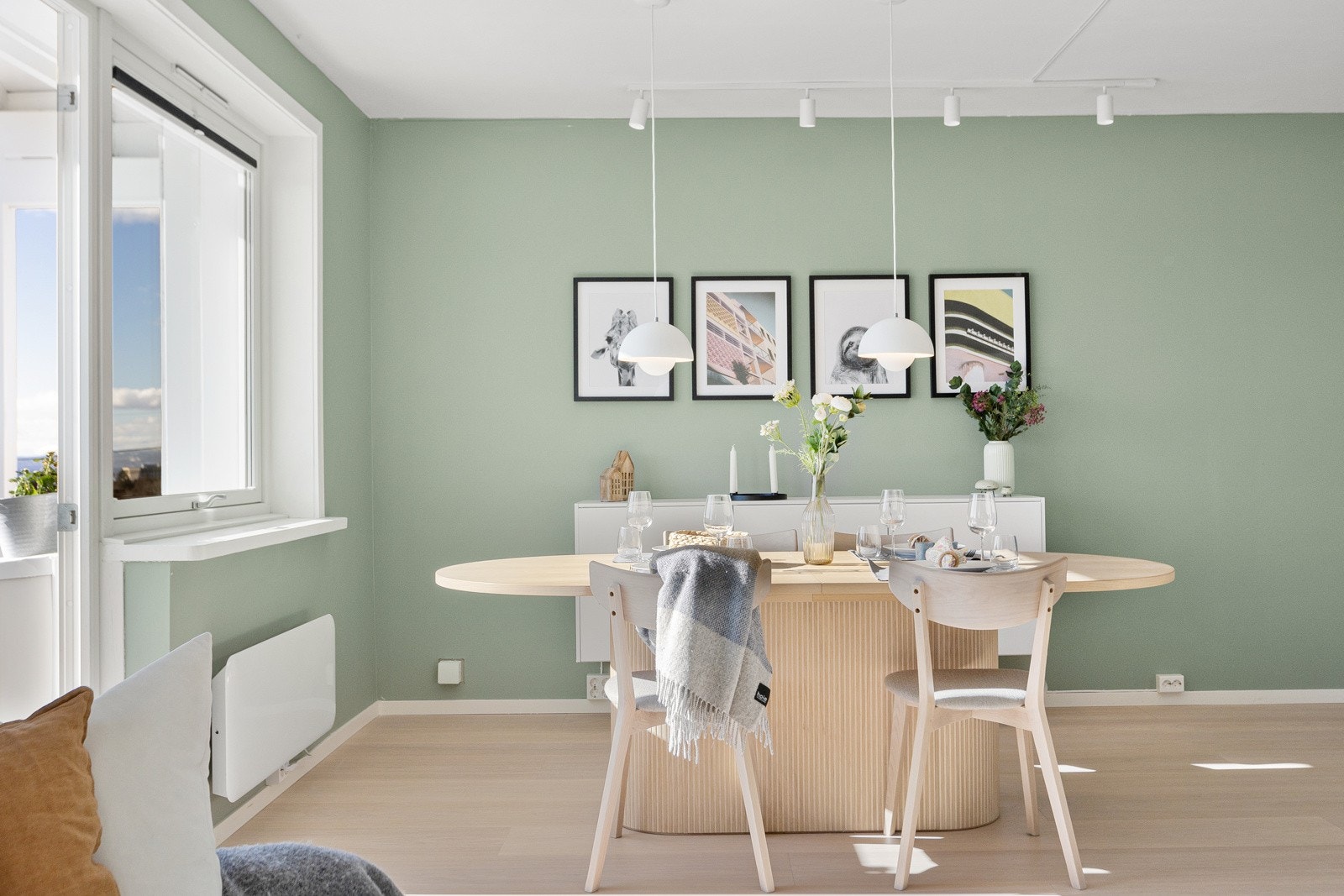 God plass til en romslig spisestue Galleribilde