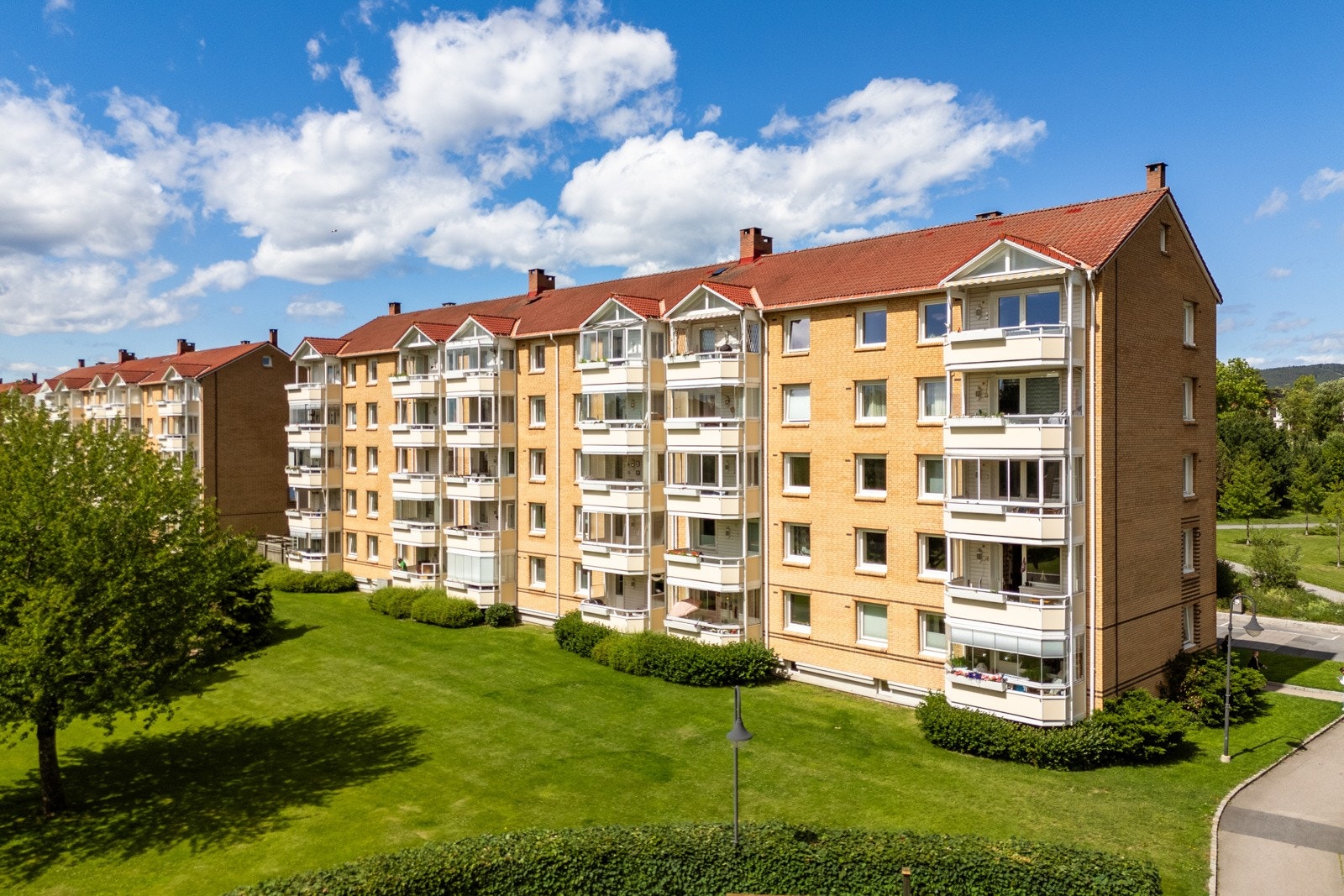 Regnbueveien 13-17 på sommerstid Galleribilde