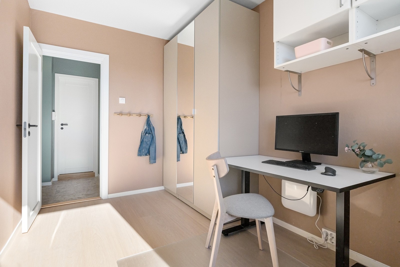 Soverommet har gode lagringsmuligheter i stort skap Galleribilde