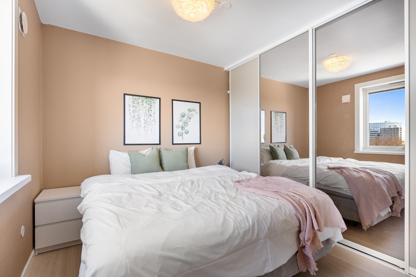 Romslig skyvedørgarderobe ny 2024 Galleribilde