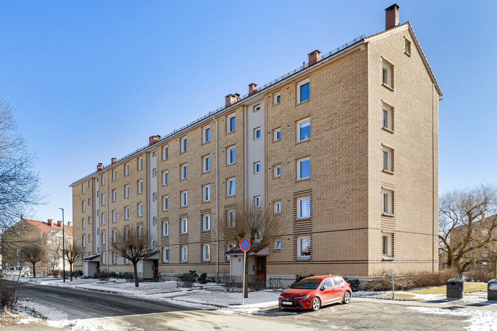 Fasade med inngangsparti. Boligen ligger i øverste etasje Galleribilde