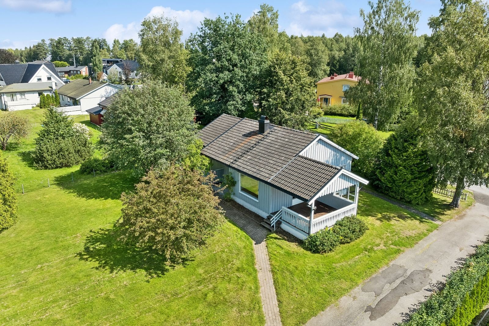 Tomten skilles ut fra denne nåværende eiendom. Galleribilde