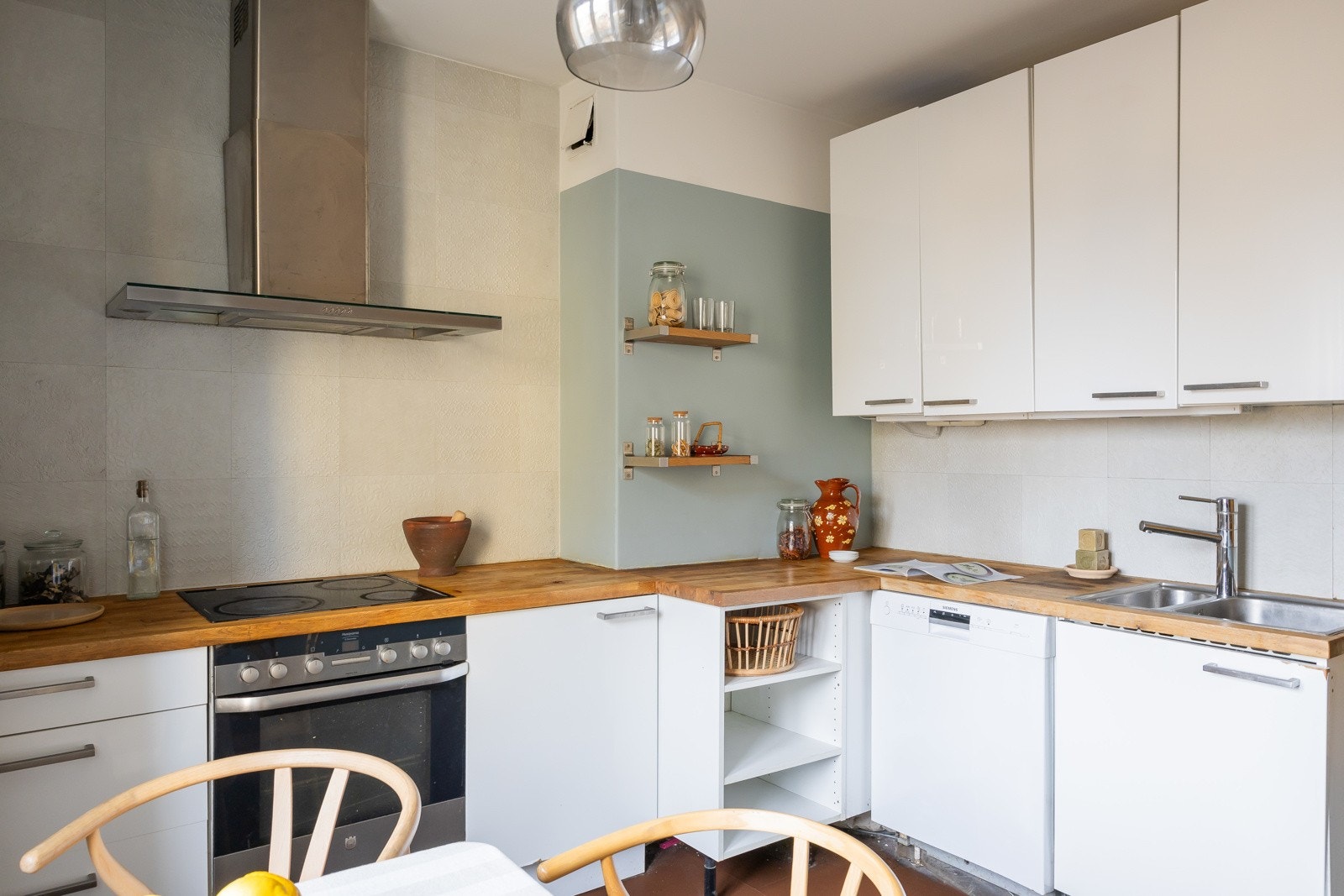 Innredning fra Ikea, benkeplate i eik og opplegg for vaskemaskin. Galleribilde