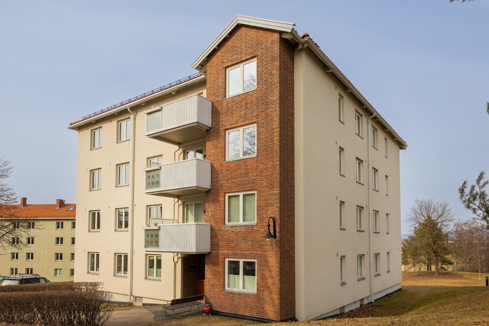 Einars vei 15 har en god intern beliggenhet, på et høydedrag omringet av parkareal. Galleribilde