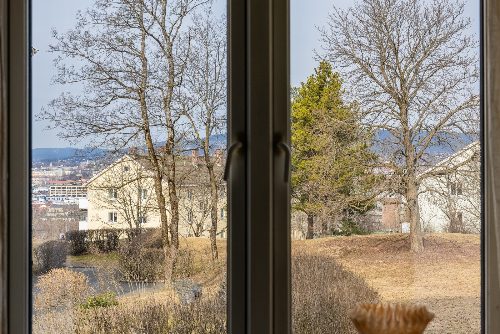 Blokken har en god intern beliggenhet. Fra flere vindu kan du få et glimt av byen i kombinasjon med de landlige omgivelsene på Keyserløkka. Galleribilde
