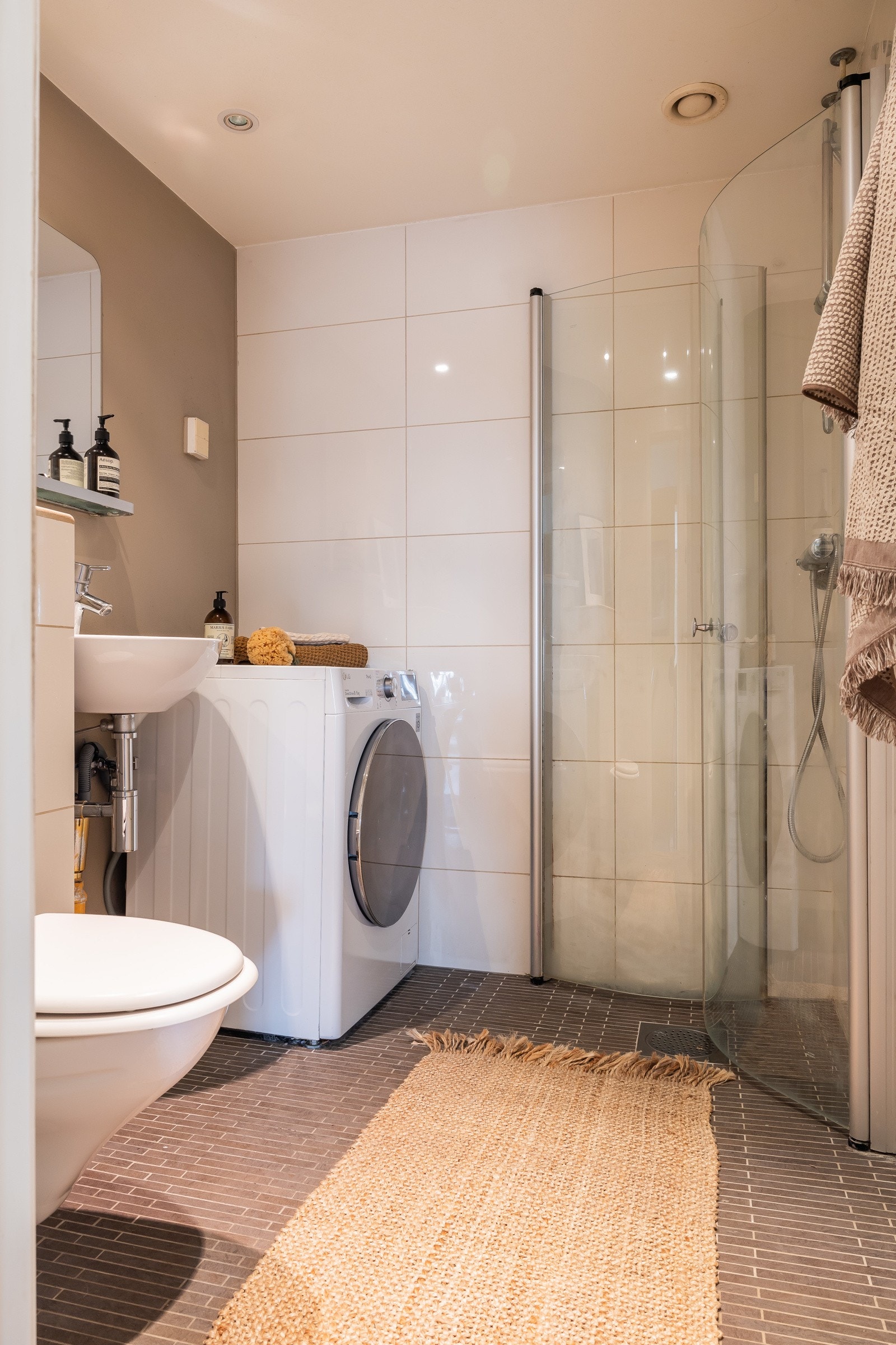 Badene i borettslaget ble rehabilitert i perioden 1997-99, hvor borettslaget sto for oppgraderingen av blant annet sluk, membraner og fliser. Galleribilde