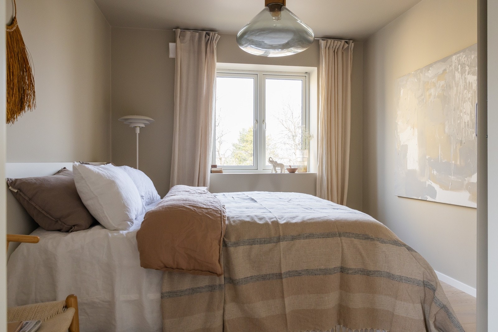 Boligen har to gode soverom, begge vender mot bilfrie parkareal. Uten innsyn med flott utsyn. Galleribilde