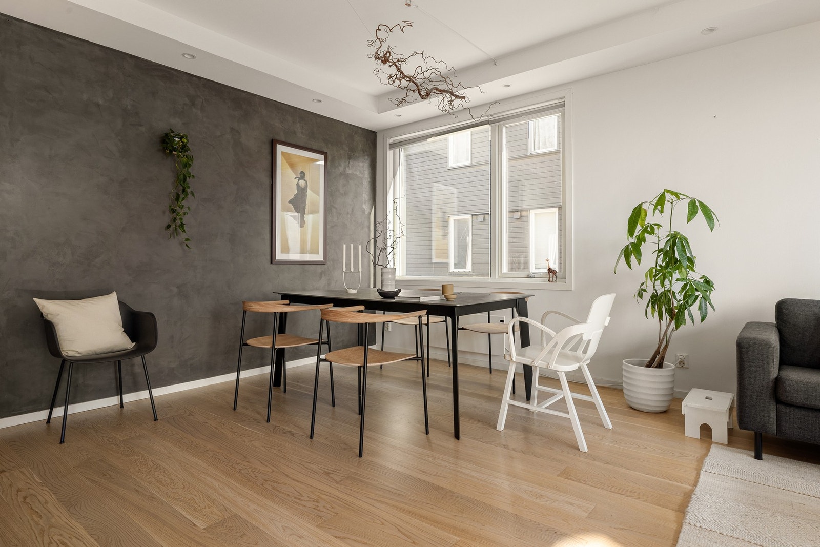 Slette, malte overflater og 1-stavs eikeparkett på gulv. Galleribilde