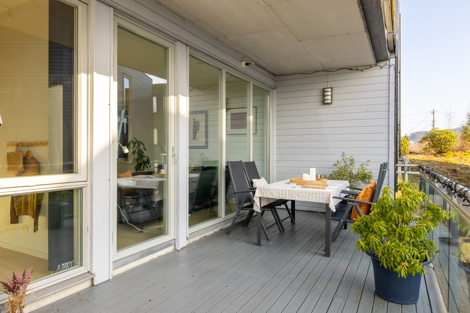 Fra stuen er det utgang til en herlig terrasse. Galleribilde