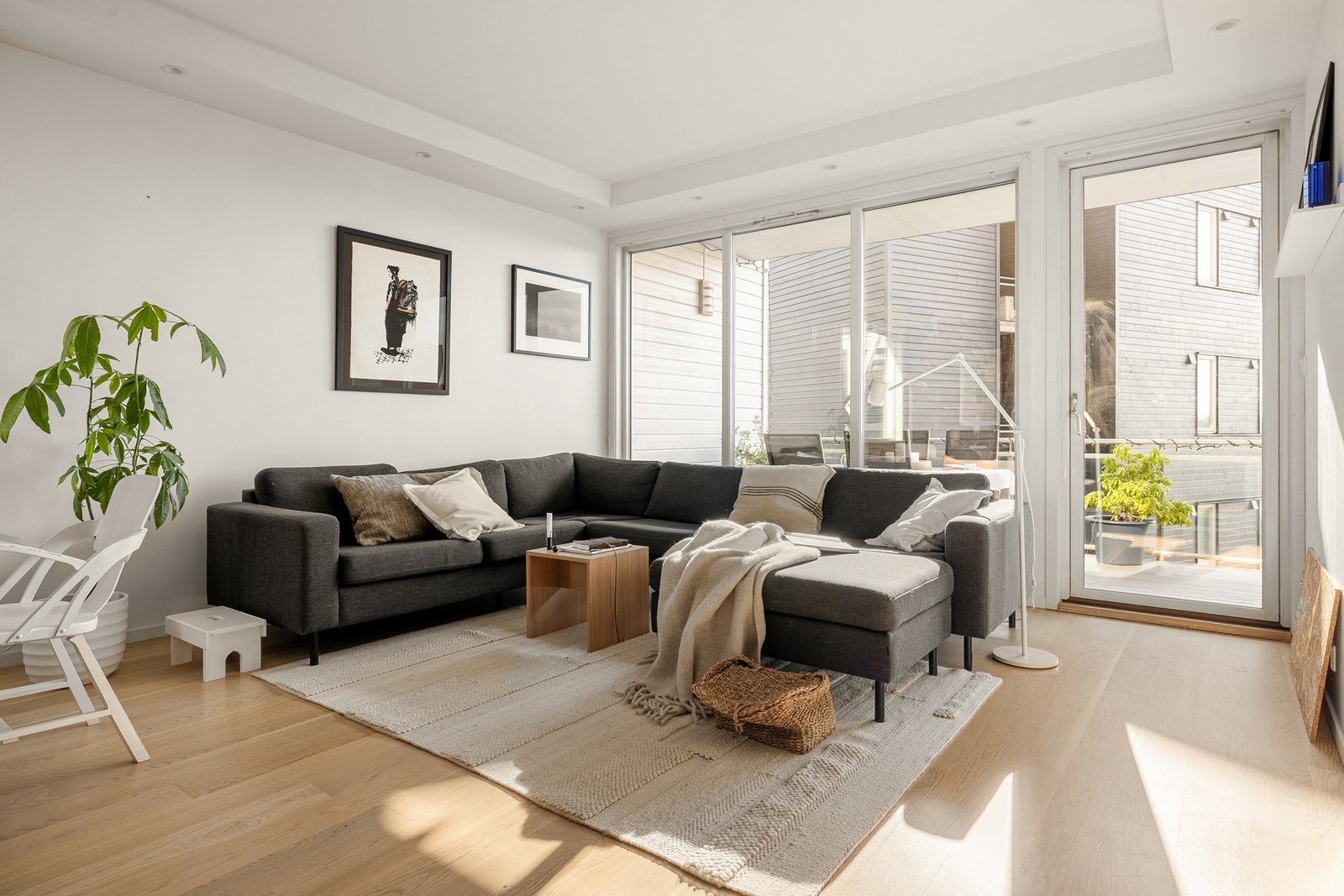 Store vindusflater slipper inn rikelig med naturlig lys, som bidrar til et trivelig hjem. Galleribilde