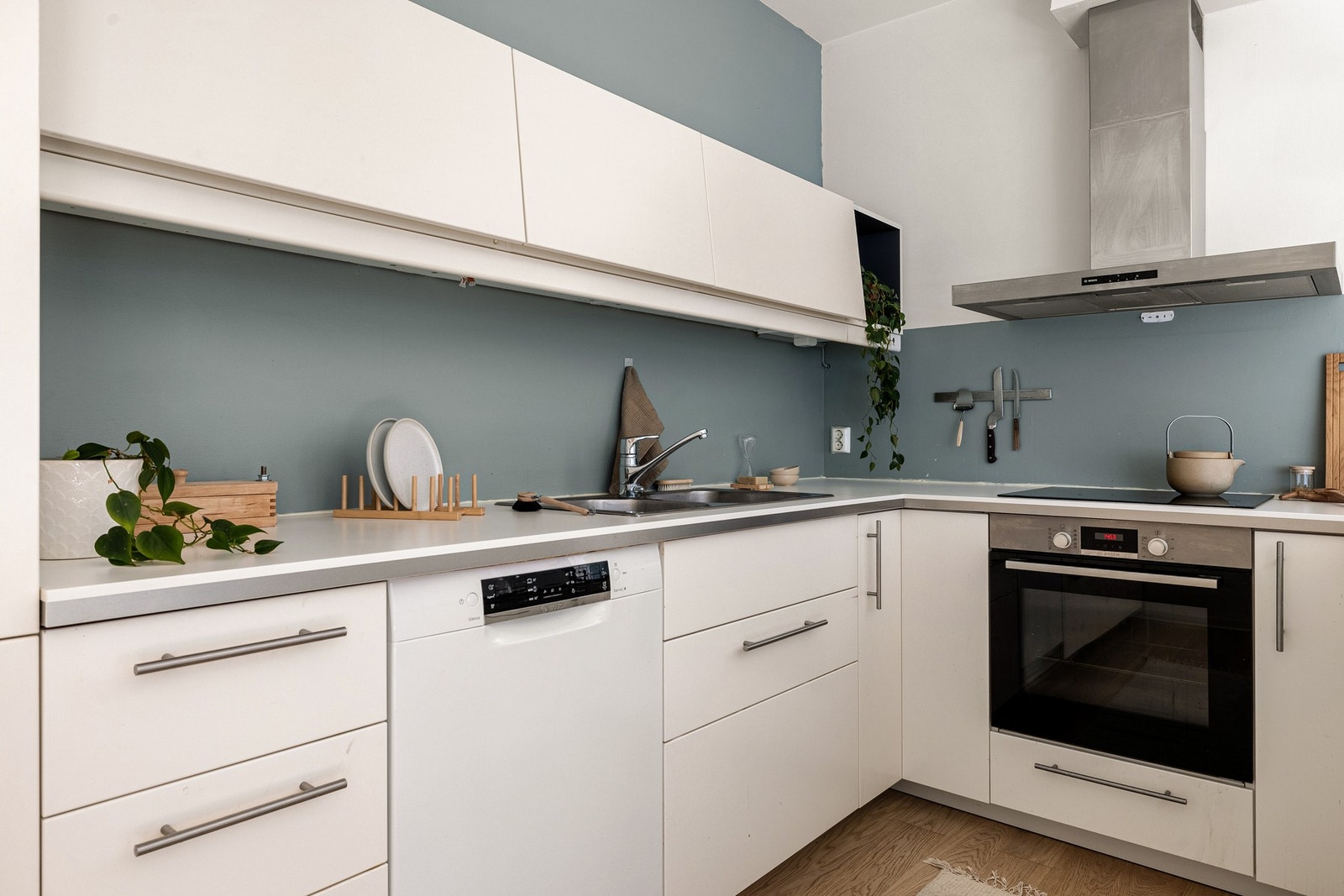 Integrerte hvitevarer med stekeovn og platetopp, samt kjøleskap med fryser. Galleribilde