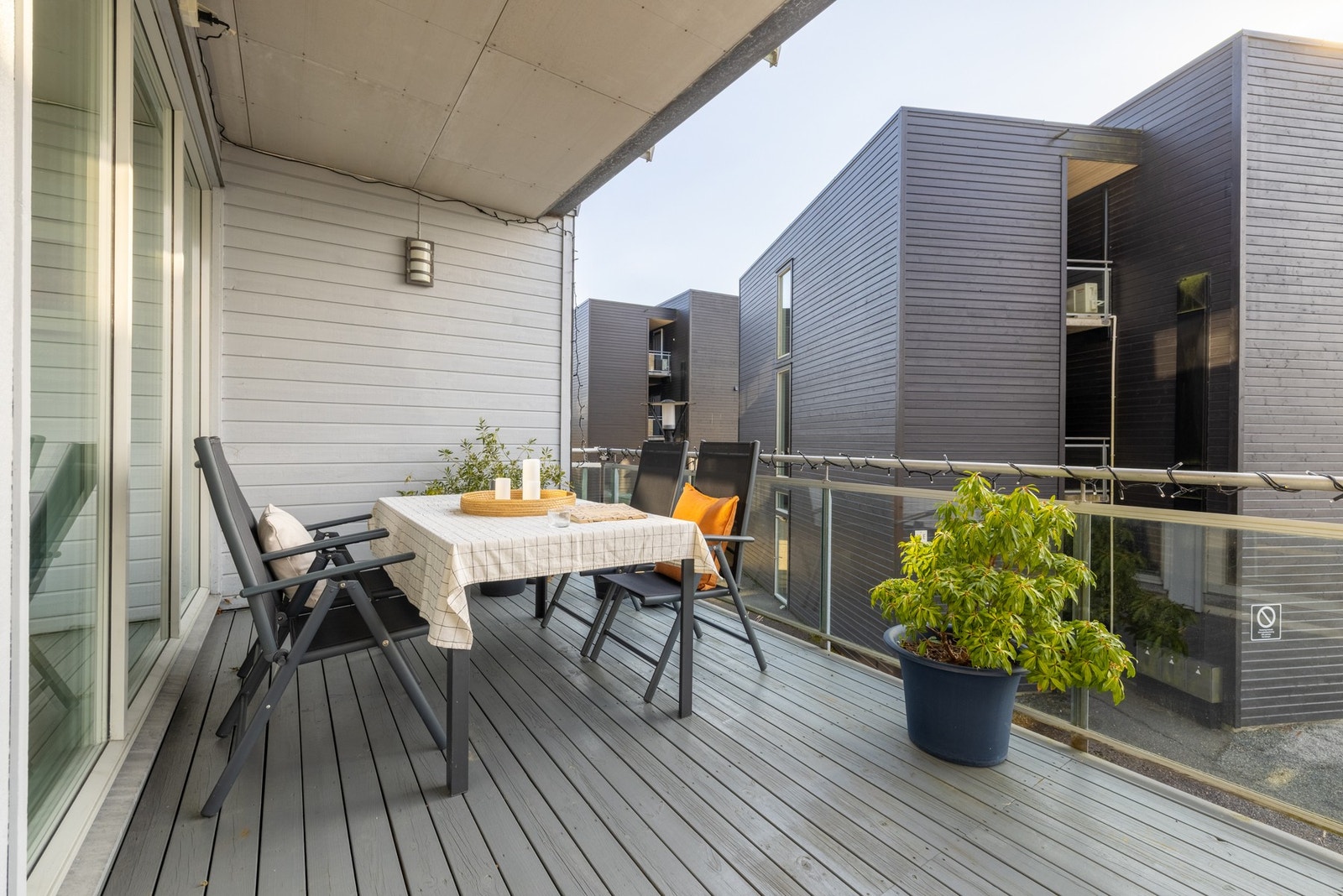 Terrassen fungerer som en forlengelse av stuen på vår- og sommerhalvåret. Galleribilde