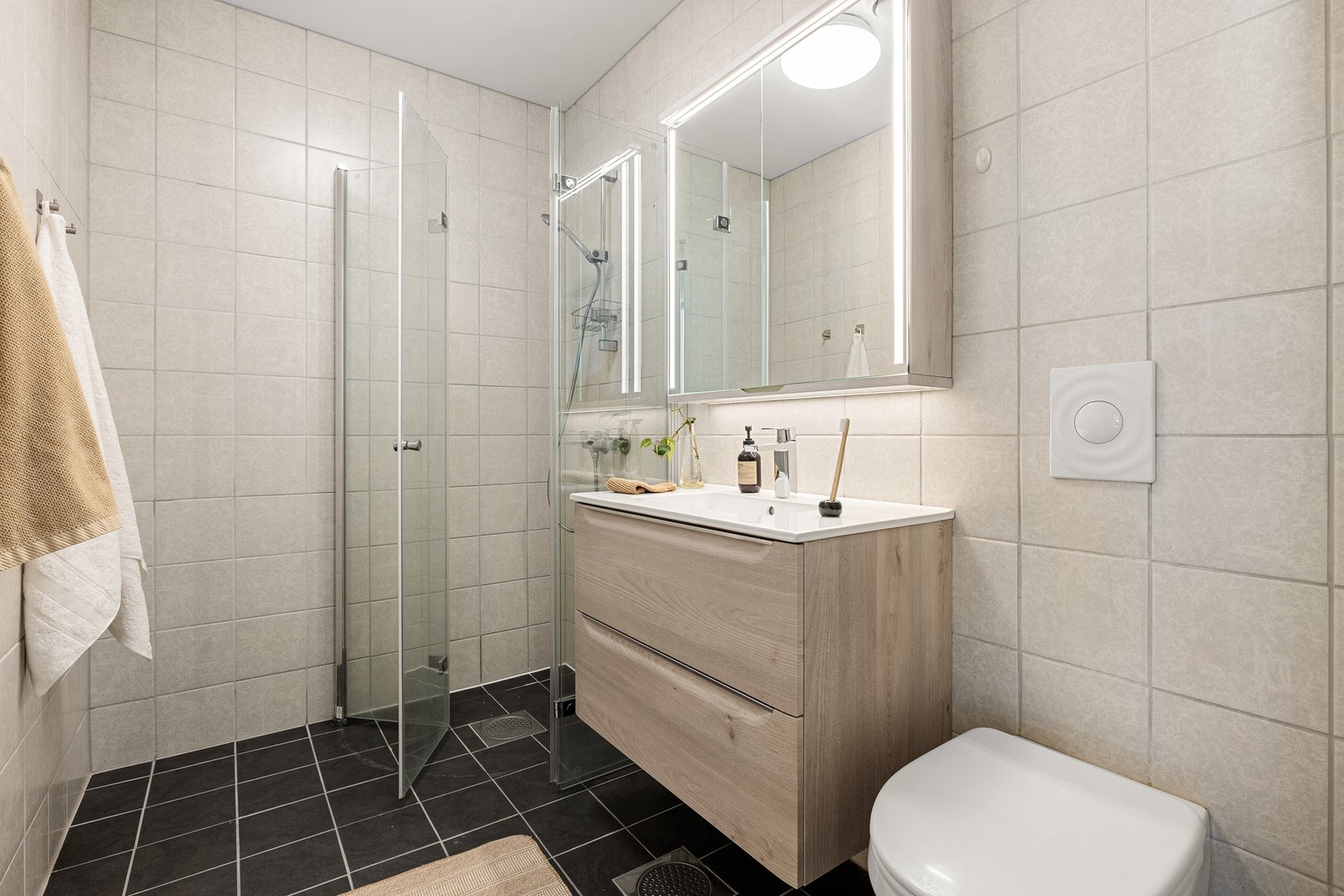 Videre har leiligheten et pent flislagt bad. Galleribilde