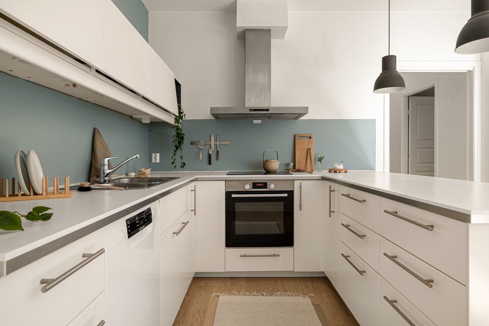 Kjøkkenet har en fin kombinasjon av skap- og benkeplass for både oppbevaring og matlaging. Galleribilde