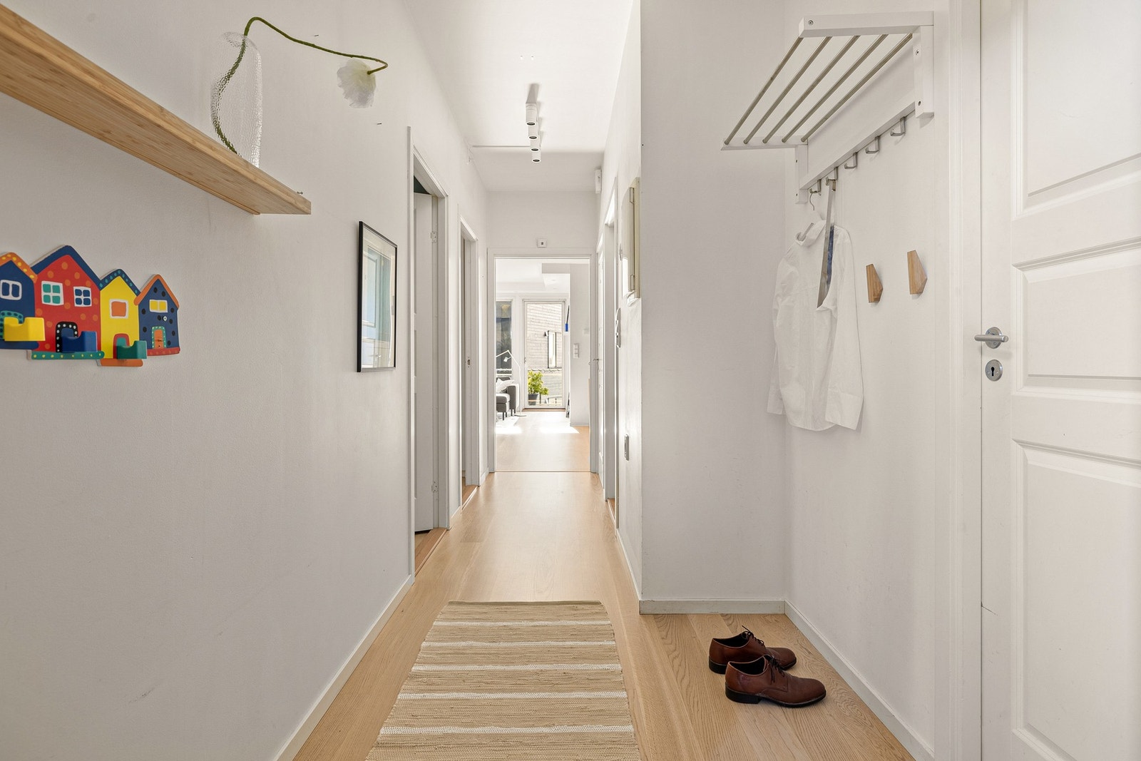 Entréen/gangen er lys og innbydende, og gir et godt førsteinntrykk av boligen. Galleribilde