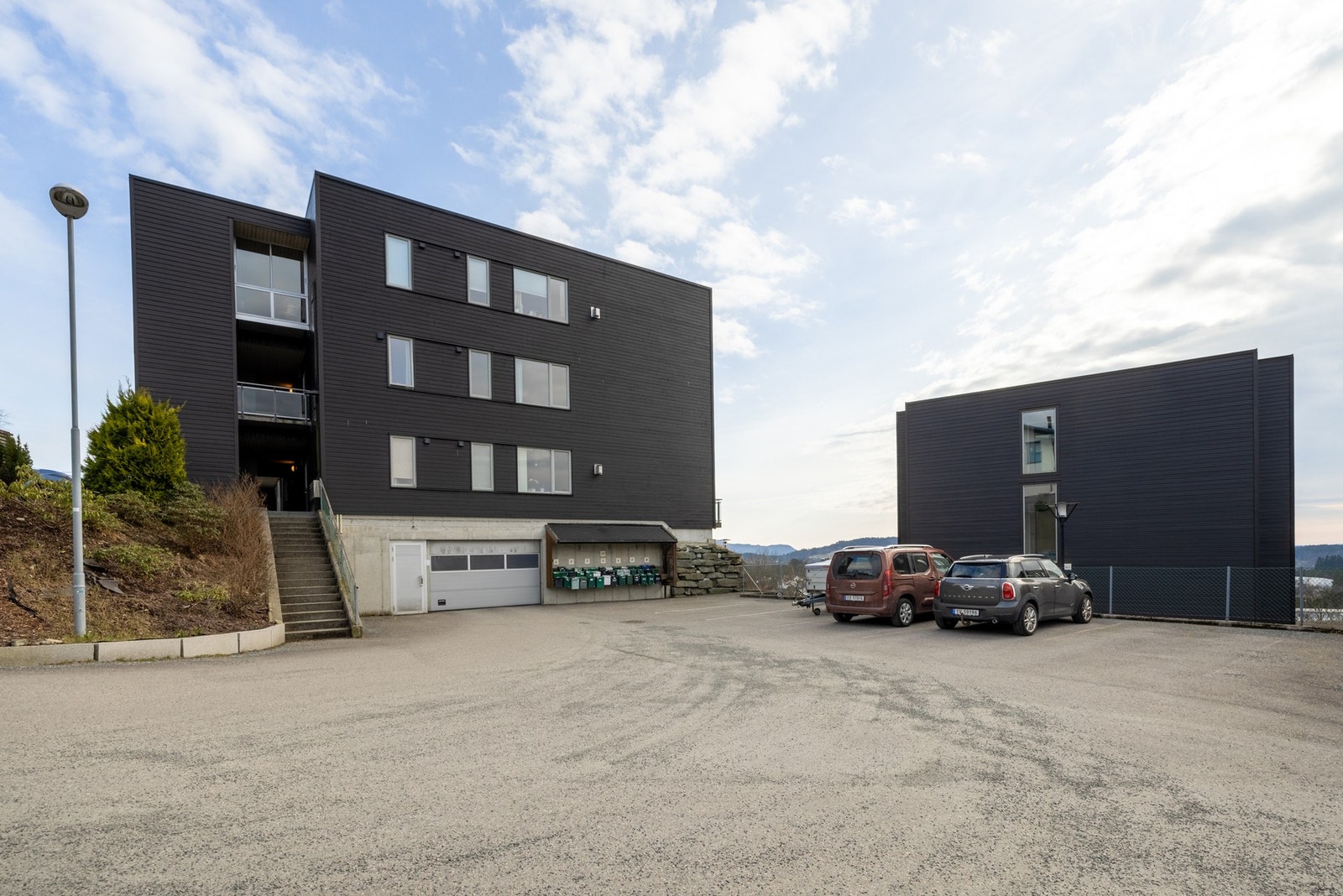 Med leiligheten følger garasjeplass med el-billader. Sameiet har også utendørs gjesteparkering for besøkende. Galleribilde