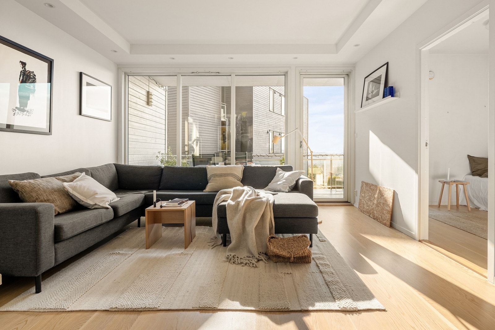 Leiligheten er lys og innbydende med en funksjonell planløsning. Galleribilde