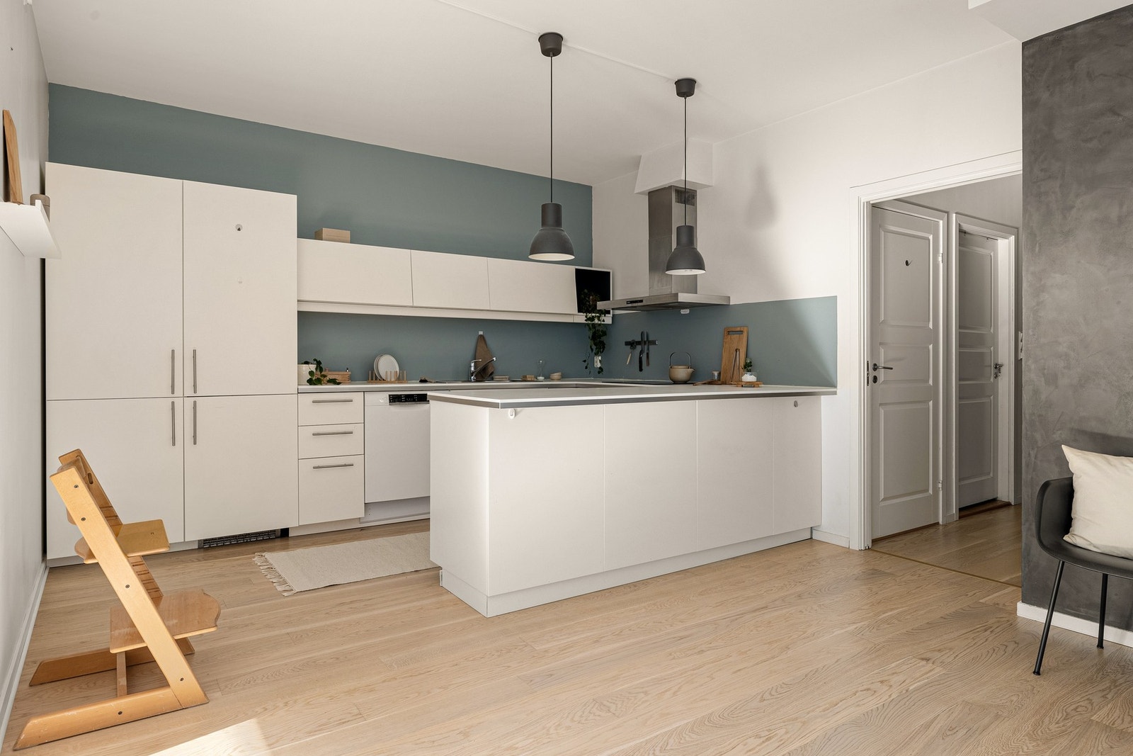 Åpen og sosial planløsning mellom stuen og kjøkkenet. Galleribilde