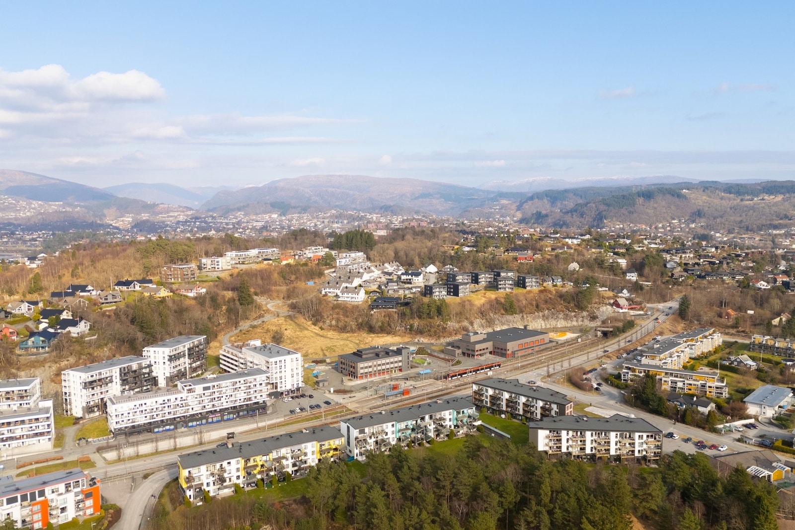 Kort veg til bybanestopp, buss, butikk, pizzeria, sushi, skoler, barnehage og herlige turområder Galleribilde