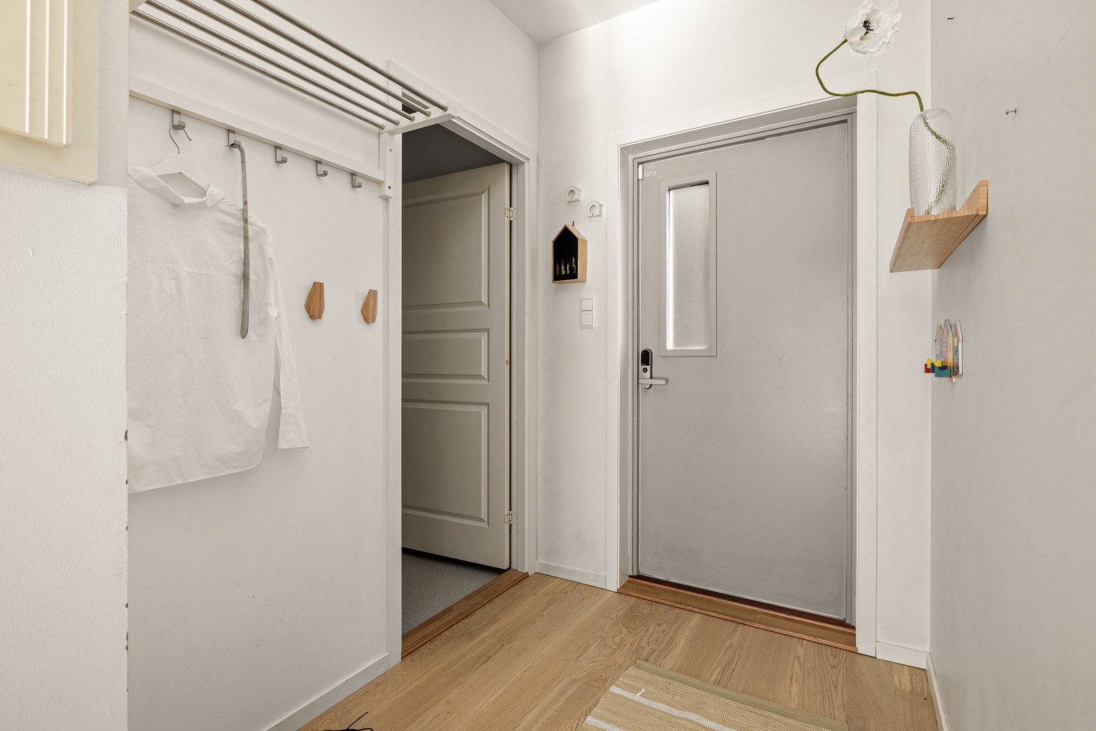 Inngangsparti med adkomst via felles trappeoppgang med dørcalling. Galleribilde