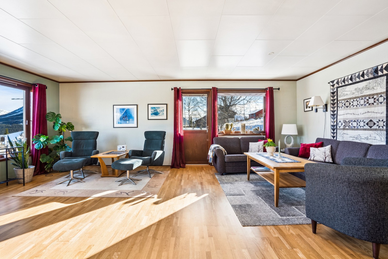 Fra stuen er det utgang til terrasse med gode solforhold. Galleribilde