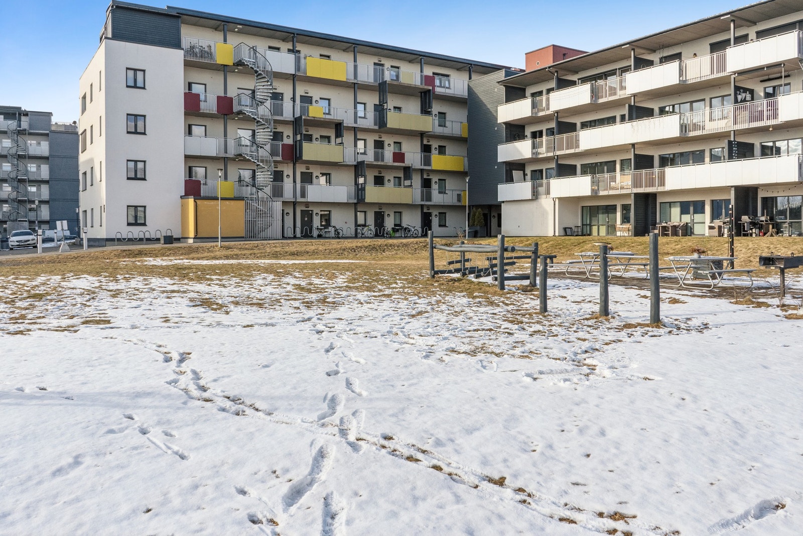 Eiendommen ligger i et sentralt, nyere etablert og barnevennlig boligområde like utenfor Jessheim sentrum i Ullensaker kommune. Galleribilde