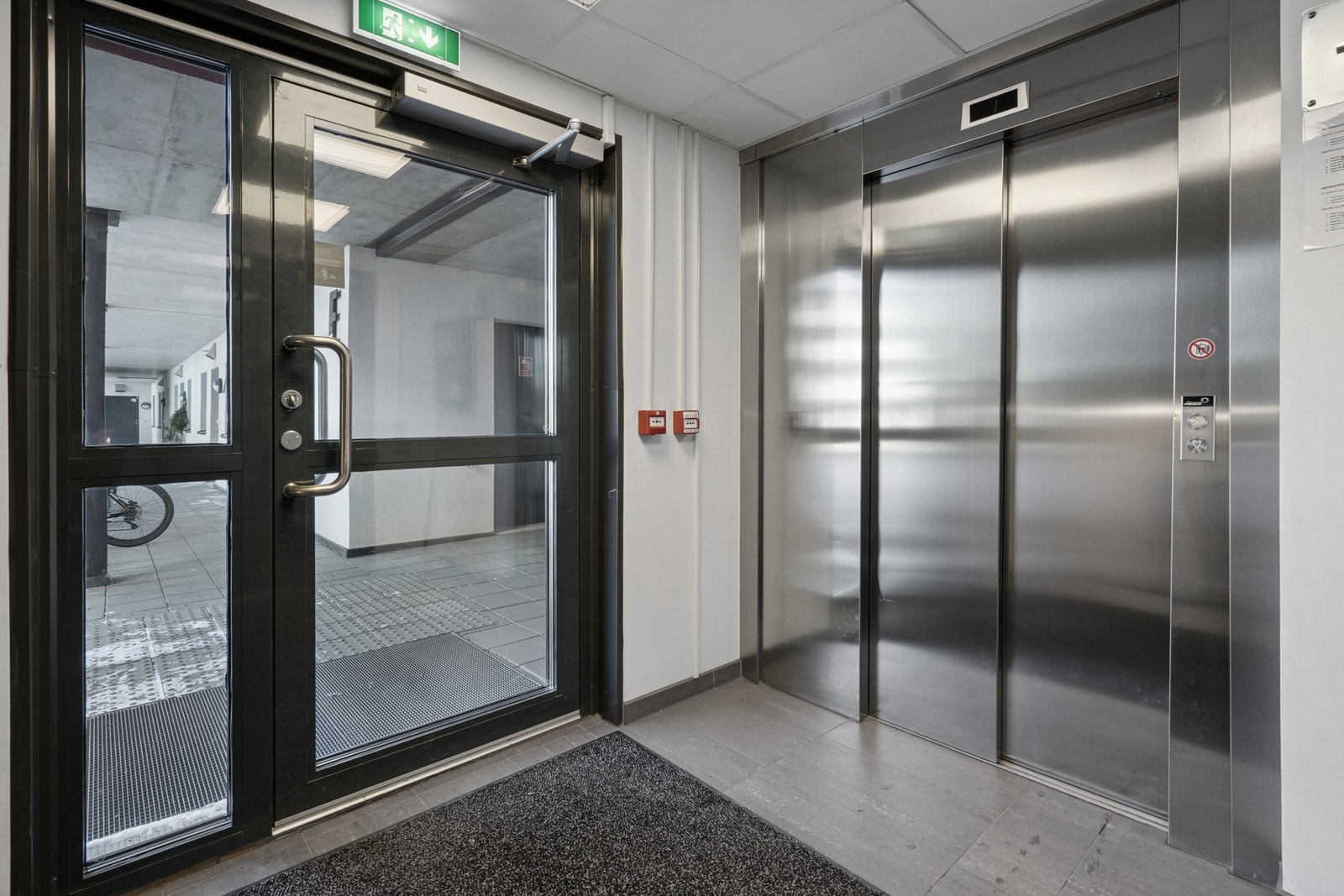 Inngangsparti med heis opp til andre etasje hvor du finner leiligheten. Galleribilde