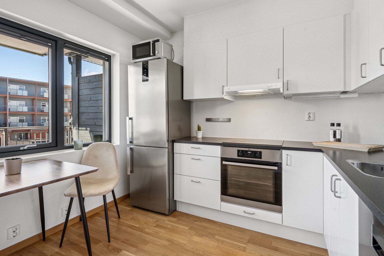 Kjøkkenet har rikelig med skap- og benkeplass, perfekt for deg som har rikelig med kjøkkenutstyr. Galleribilde