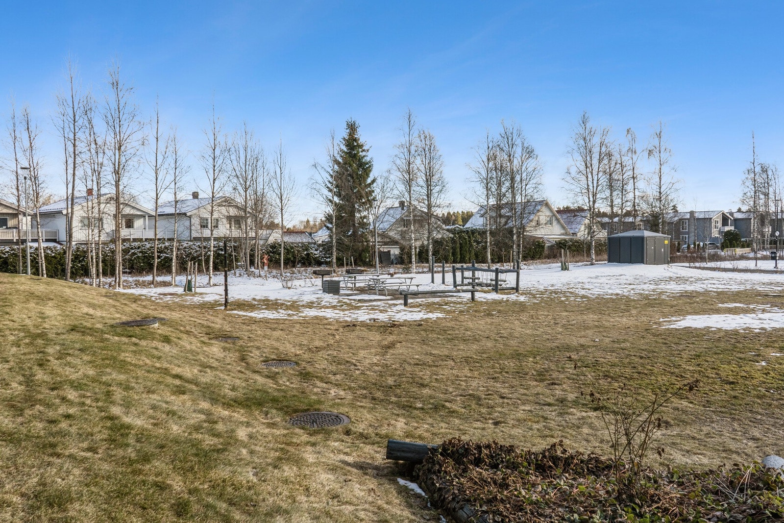 Området har umiddelbar nærhet til turterreng, samt kort vei til skoler, barnehager, offentlig kommunikasjon og den flotte Idrettsparken. Galleribilde