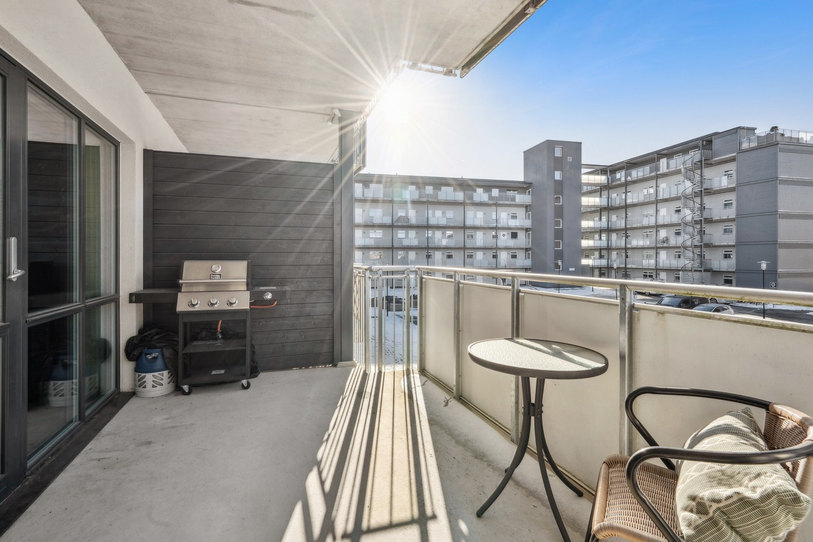Her har du plass til diverse møbler slik som sittegruppe, bord, stoler og grill. Den perfekte plassen til å nyte en god middag om sommeren. Galleribilde