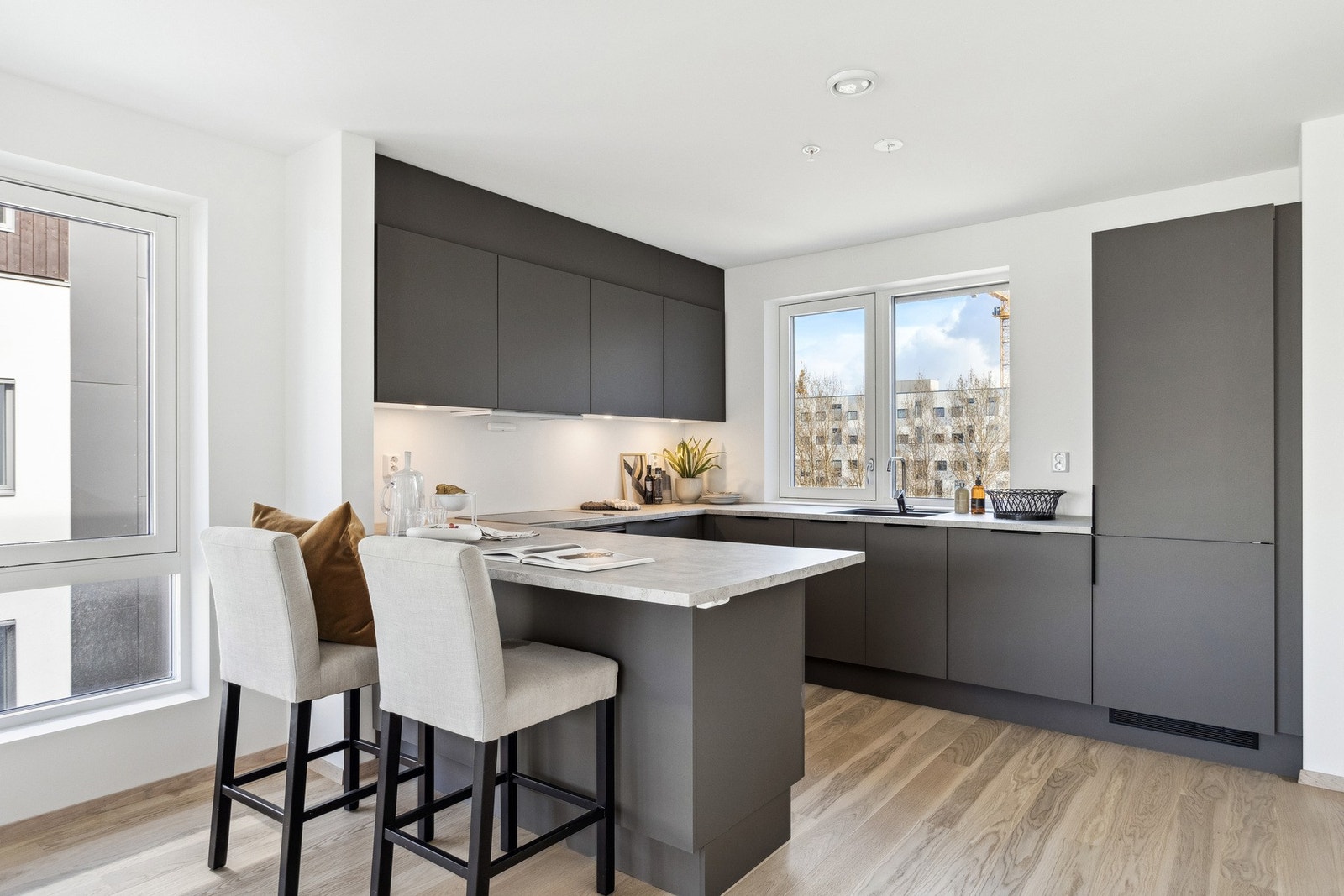 Oppgradert HTH kjøkken med gode kvaliteter. Hyggelig vindu over kjøkkenbenk med utsikt mot takhagen. Bildet er fra tilsvarende leilighet i 4. etg. Galleribilde