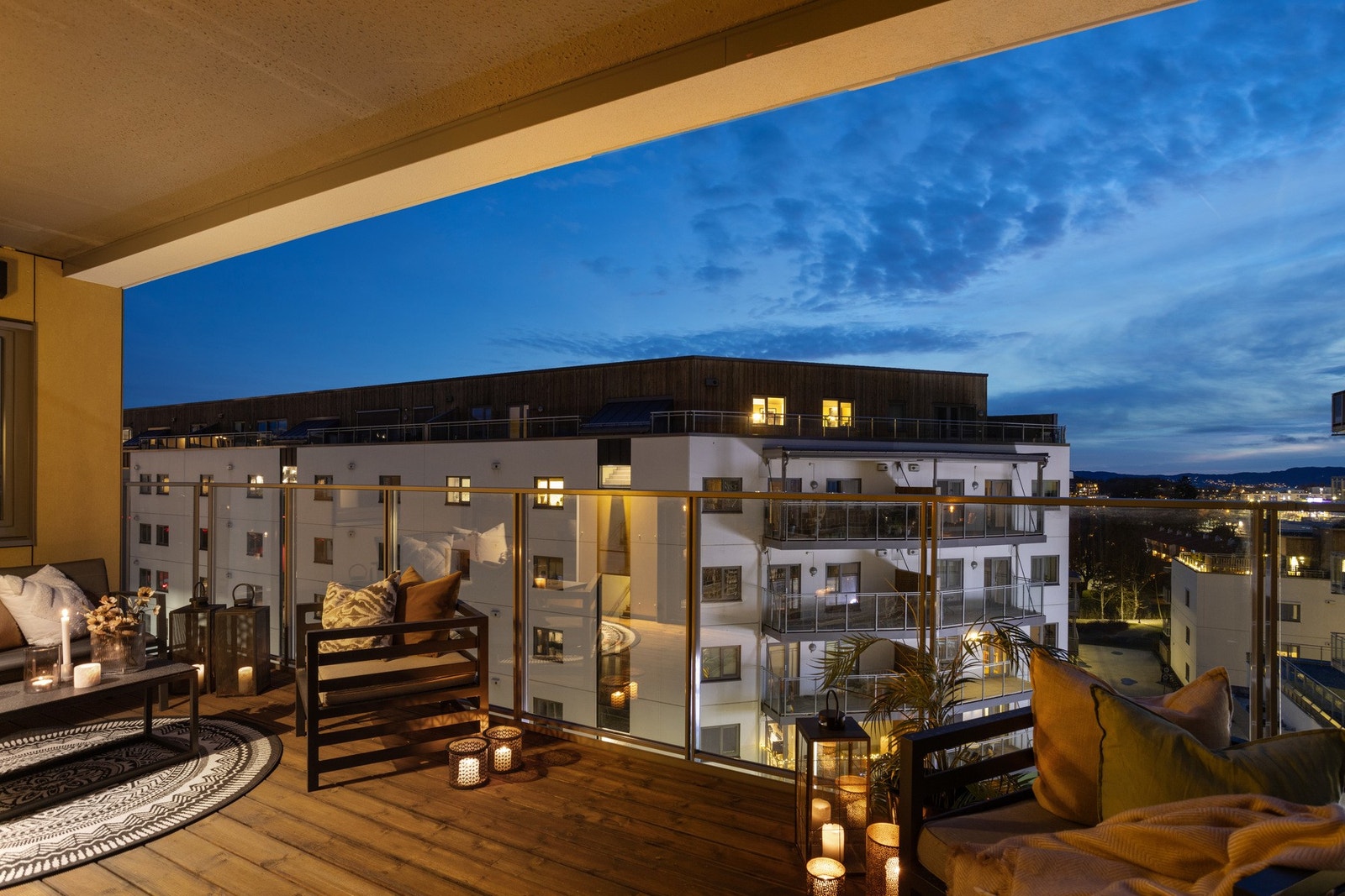 Her er det god plass til større sittegrupper og annet ønsket møblement. Bildet er fra tilsvarende leilighet i 4. etg. Galleribilde