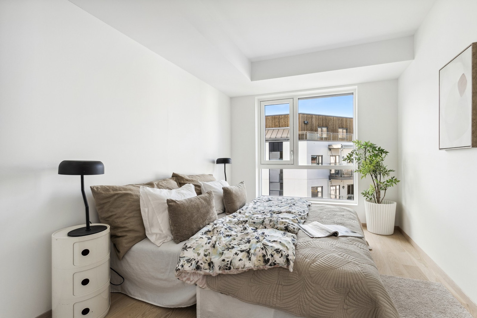 Dette er på 10,1 kvm og har direkte tilgang på et praktisk omkledningsrom. Bildet er fra tilsvarende leilighet i 4. etg. Galleribilde