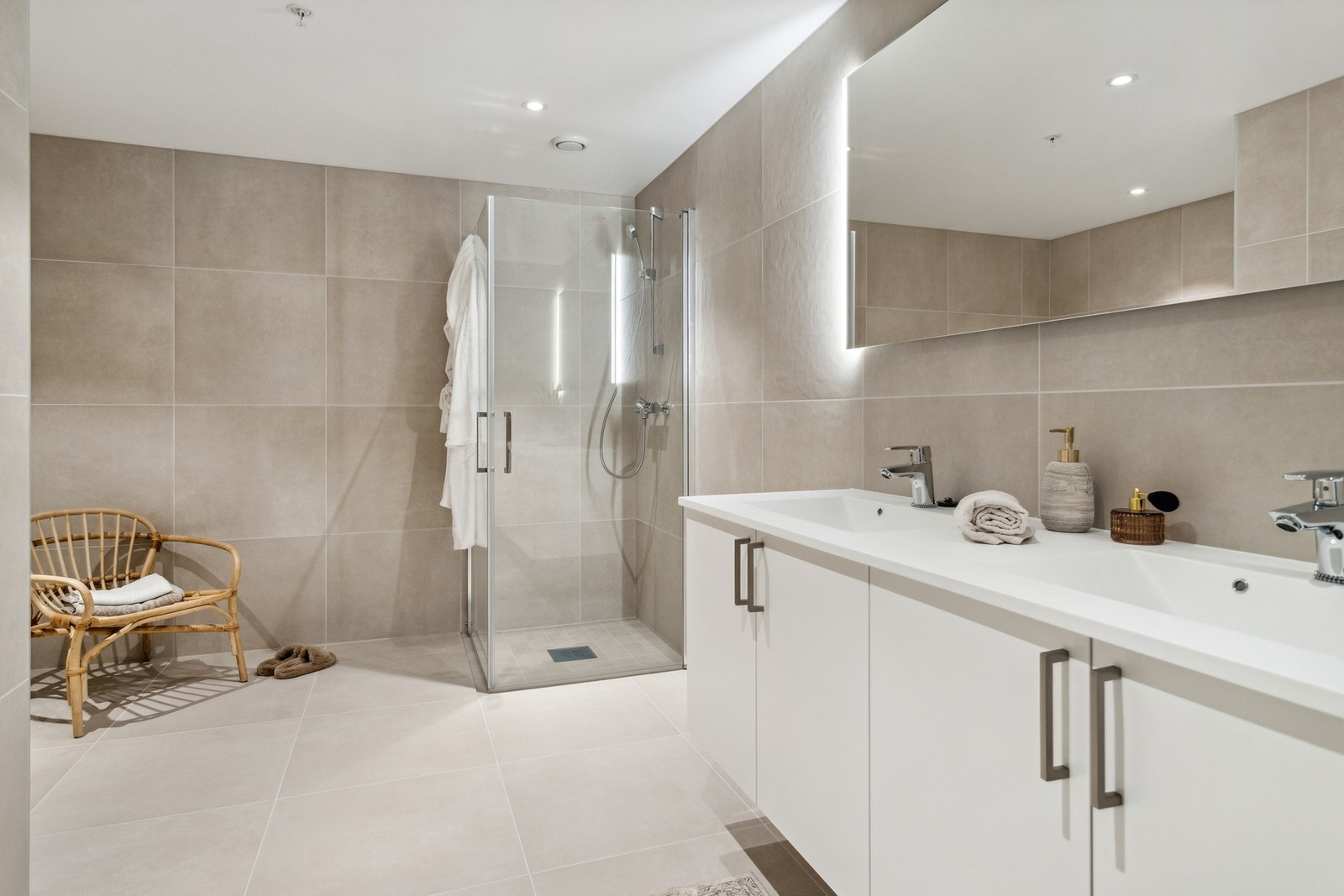 Dette baderommet er på hele 9,1 kvm og har flotte 60x60 fliser på gulv og vegger. Bildet er fra tilsvarende leilighet i 4. etg. Galleribilde