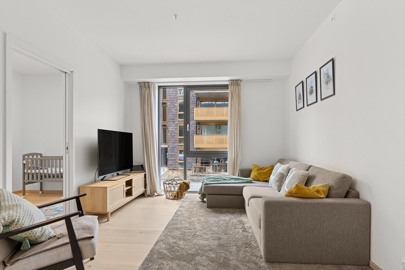 TV-krok med plass til sofagruppe, stuebord, TV og annen stueinnredning Galleribilde