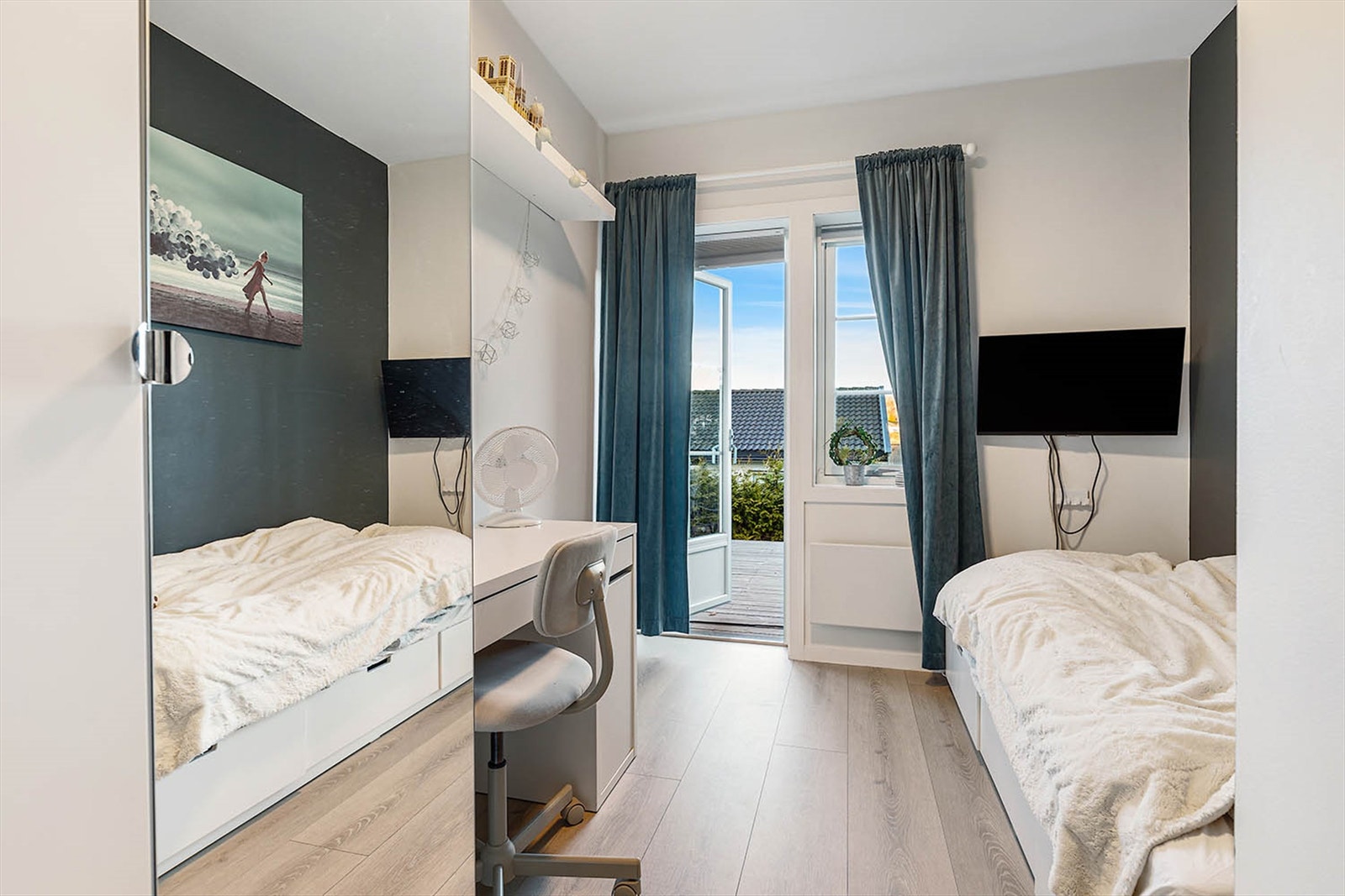 Soverom 2 med utgang til terrassen. Galleribilde