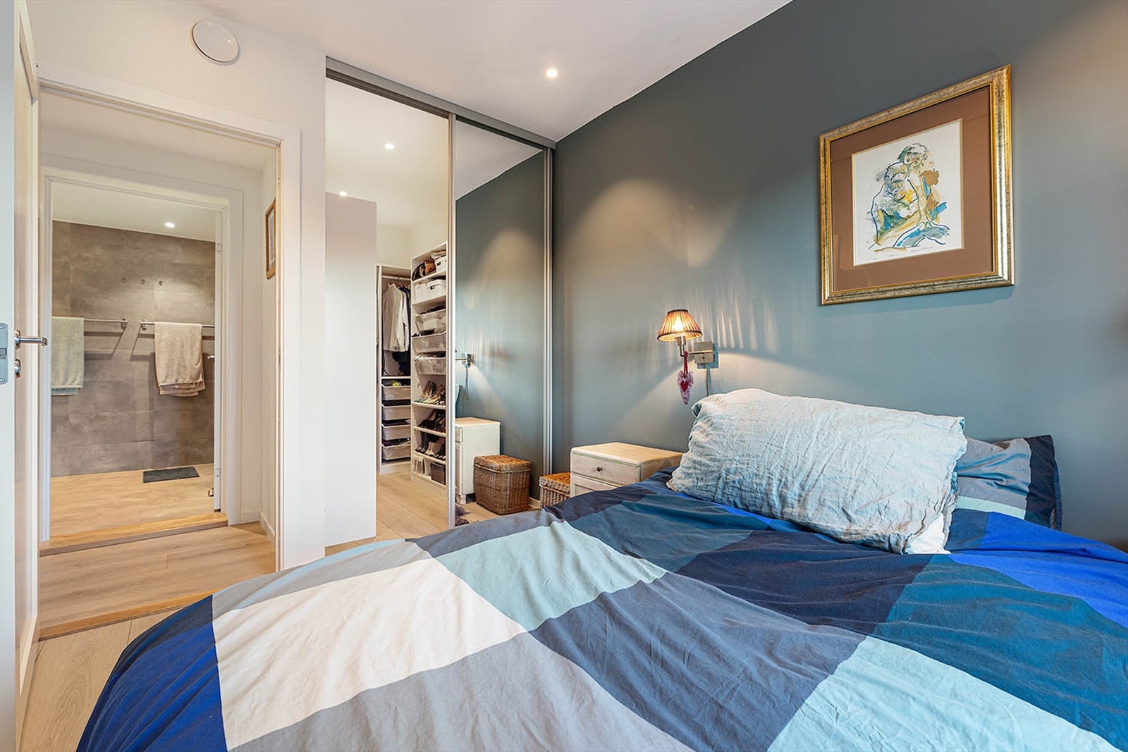 Soverom 1 med walk-in- closet. Galleribilde