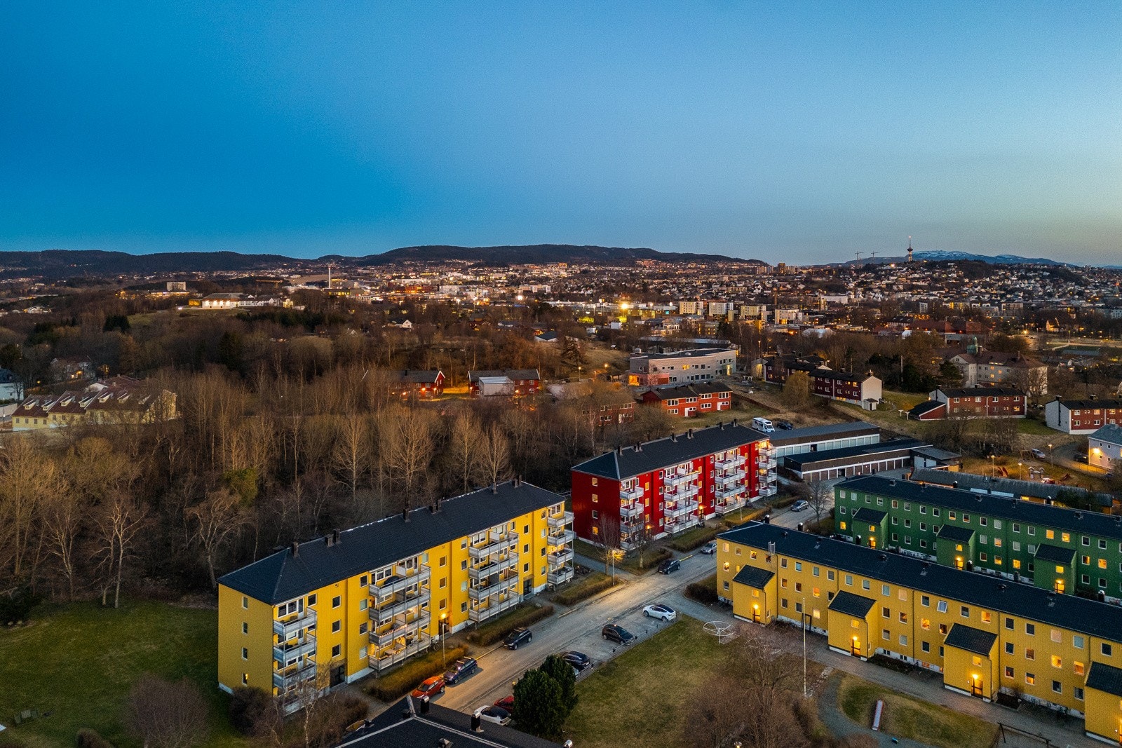 Her tar man del i ett veletablert boområde. Grøntarealene er pent opparbeidet med benkeplasser, traséer, lekeområde og friområder man kan benytte. Galleribilde