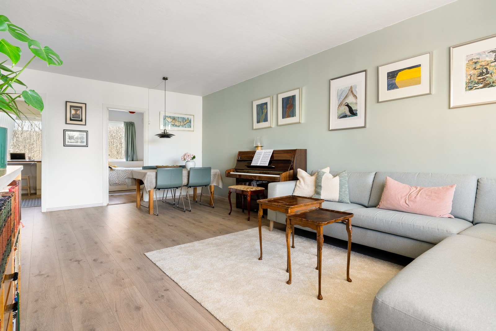 Stuen bærer preg av en fin, gjennomgående fargepalett i duse toner, samt et gulv som komplimenterer godt med de øvrige overflatene. Galleribilde