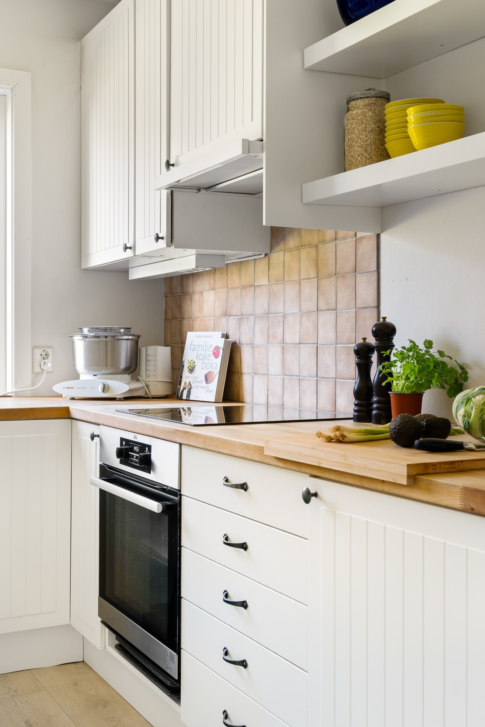 Videre er det hvitevarer som stekeovn, platetopp, oppvaskmaskin og kjøl- og fryseskap. Kjøleskapet er ikke integrert og kan medfølge etter egen avtale. Galleribilde