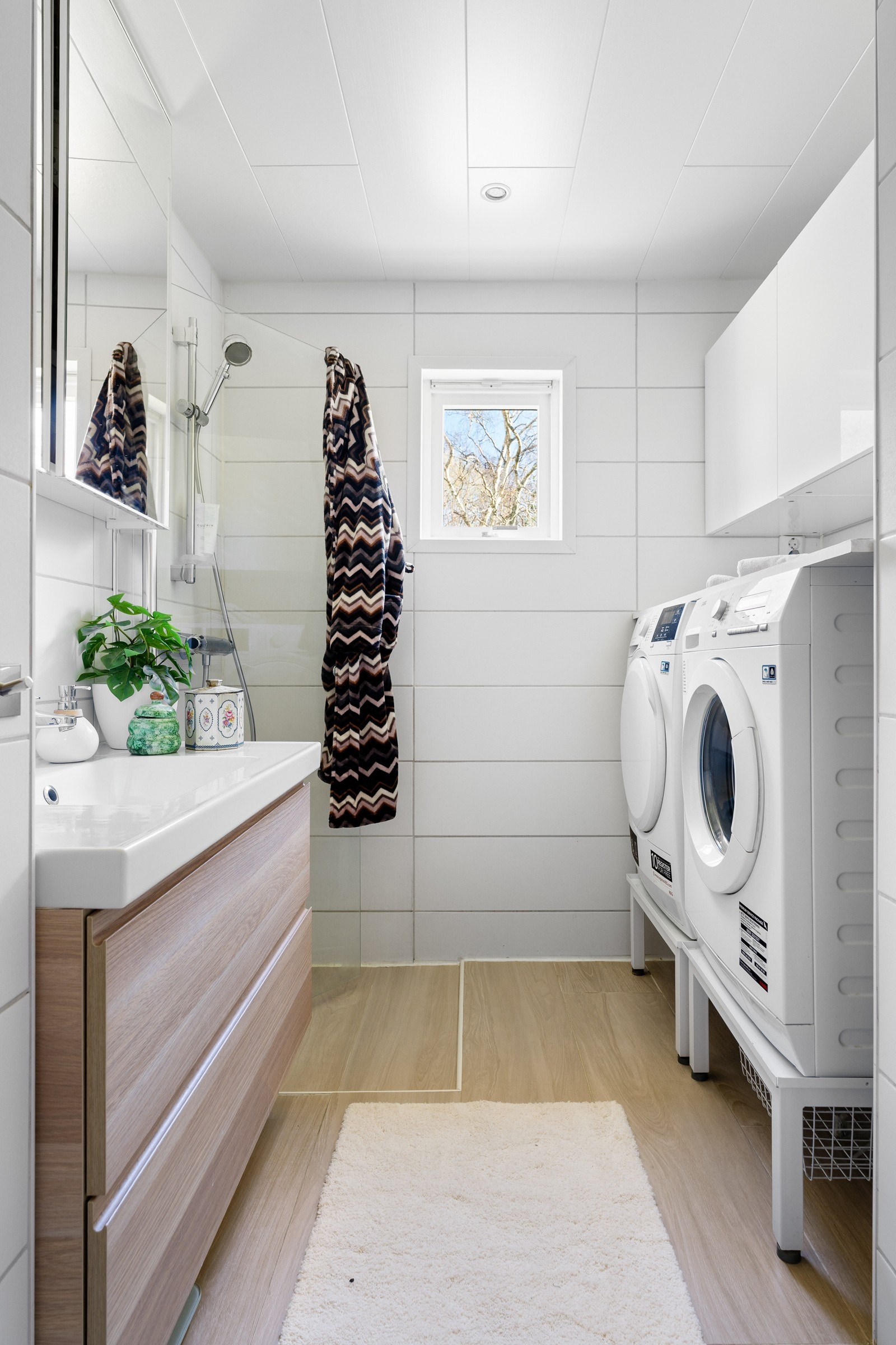 Stilrent baderom som ble renovert i 2016 av tidligere eiere. Det har pent flislagte overflater, noe som gir ett tidsriktig stiluttrykk. Galleribilde