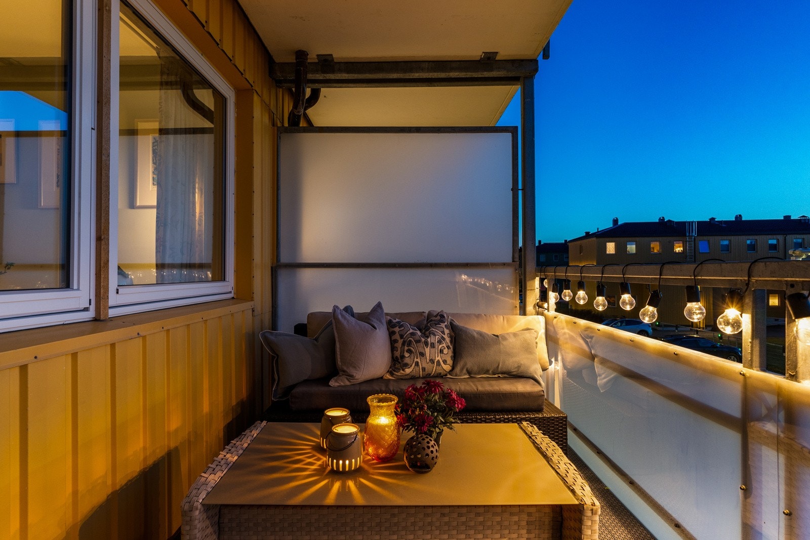 Balkongen har god plass til utemøbler og takoverbygget sørger for at utemøblement står i le for vær og vind. Galleribilde