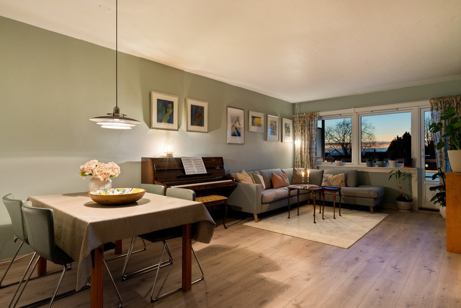 Stuen er svært romslig og målt til ca. 26,5 kvm. Galleribilde