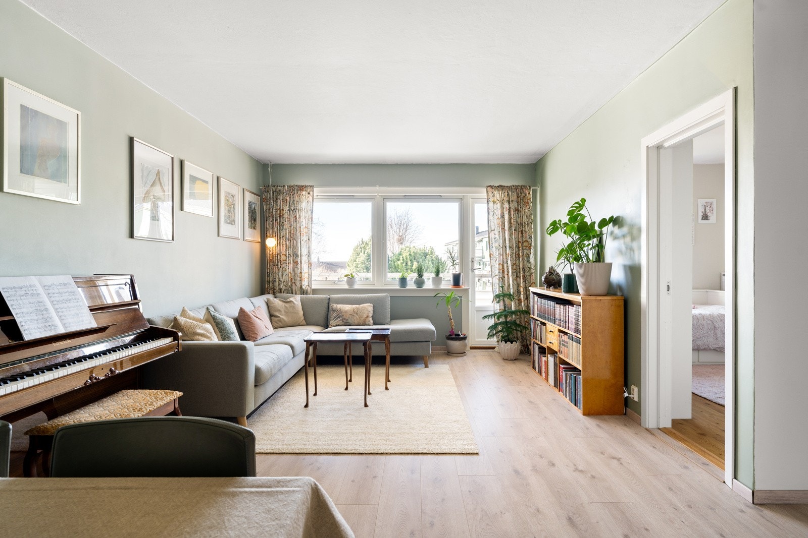 Oppholdsrommet har gode lysforhold og oppleves luftig. Galleribilde