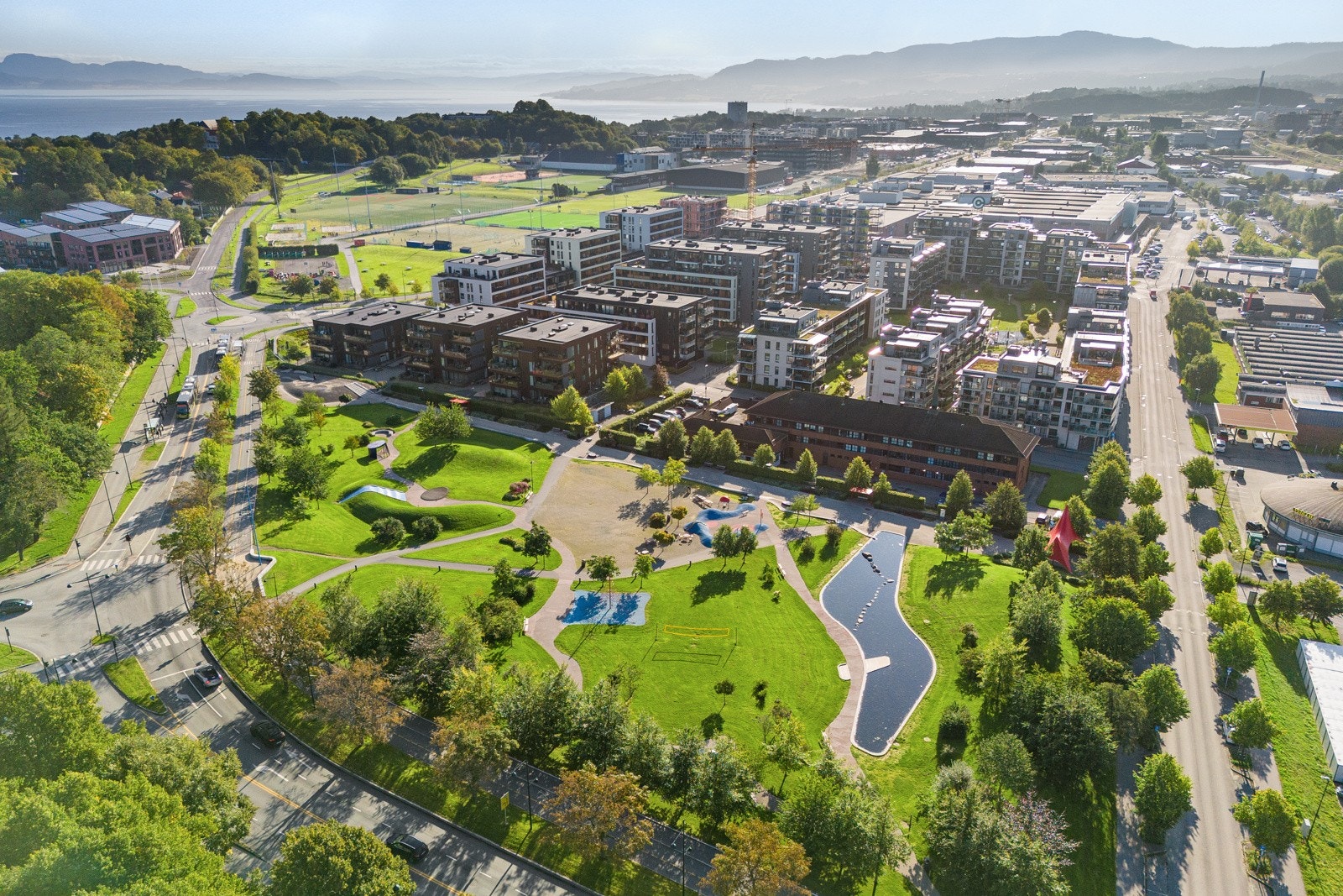 Boligen ligger i et populært område i en bydel som har vært i stor utvikling de seneste årene. Utbyggingen av Lade var ment som en utvidelse av den sentrumsnære bebyggelsen. Galleribilde