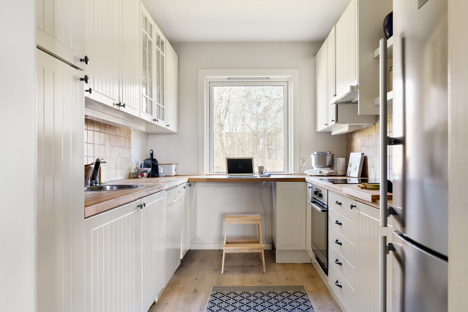 Kjøkkenet har rikelig med plass for oppbevaring av diverse kjøkkenutstyr i flere skuffer og skap, samt på benk. Galleribilde