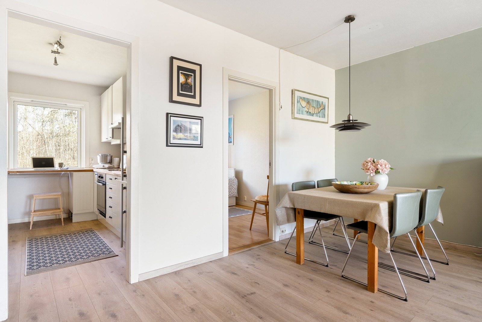 Kjøkkenet ligger tilbaketrukket fra stuedelen. Galleribilde