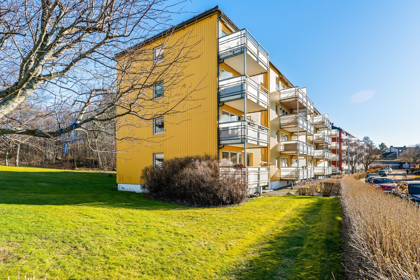 Leiligheten ligger i blokkens andre etasje og har adkomst via trappeløp. Galleribilde